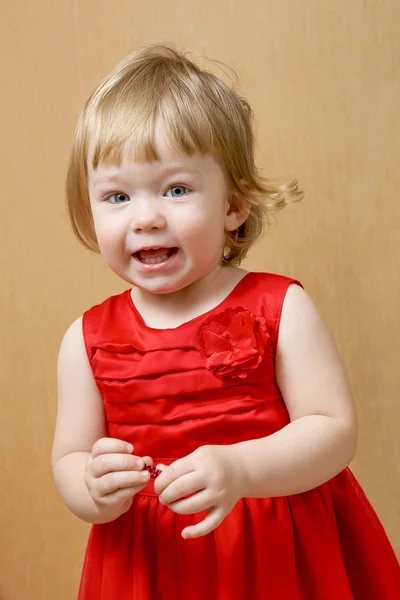 Bonito rindo menina no vestido vermelho — Fotografia de Stock