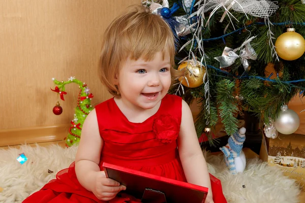 Nettes lachendes Mädchen im roten Kleid — Stockfoto