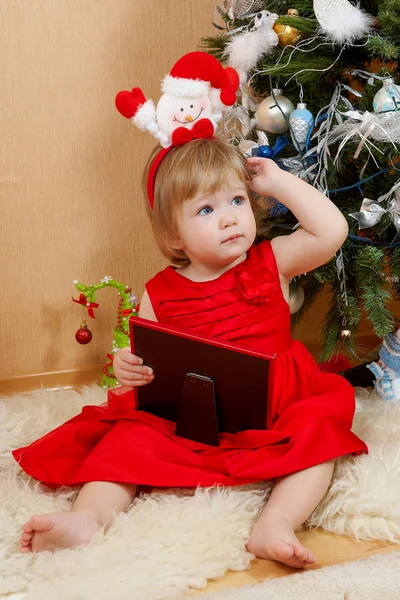 Süßes Mädchen im roten Kleid — Stockfoto