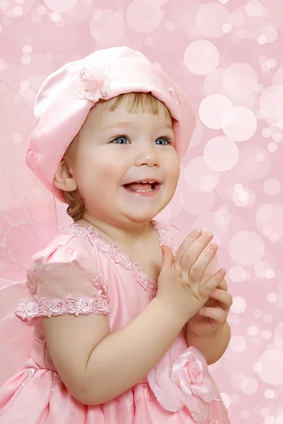 Portret uroczej uśmiechniętej dziewczynki w sukience księżniczki — Zdjęcie stockowe