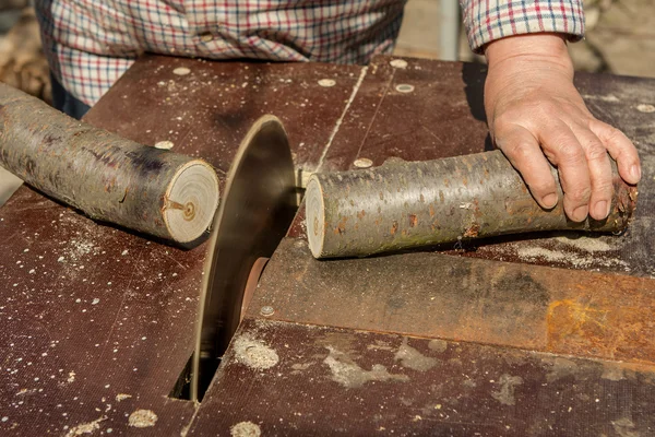 Cirkelzaag snijdt hout — Stockfoto