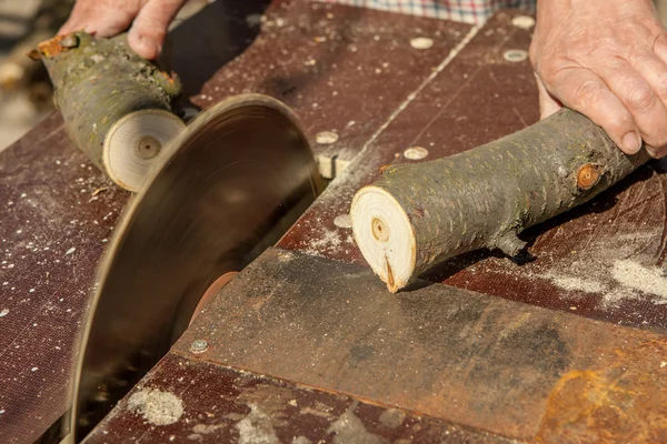 Circular saw cuts wood — Stock Photo, Image