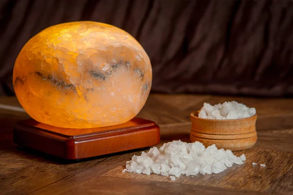 Sal do mar e lâmpada de sal — Fotografia de Stock