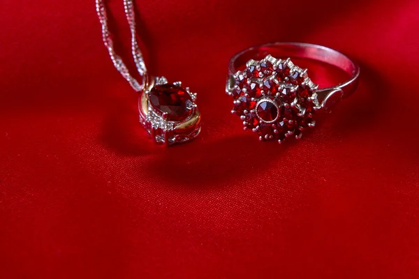 Jewelery yakut kolye ve yüzük — Stok fotoğraf