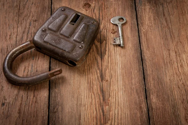 Key and rusty lock — Stock Photo, Image