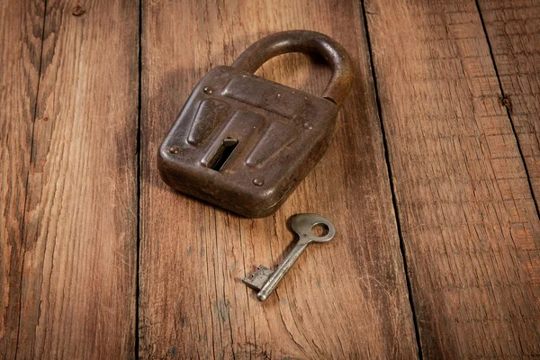 Key and rusty lock — Stock Photo, Image