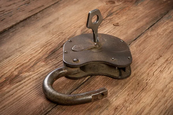 Key and rusty lock — Stock Photo, Image