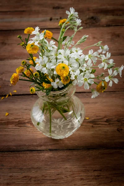 Fiori su sfondo di legno — Foto Stock