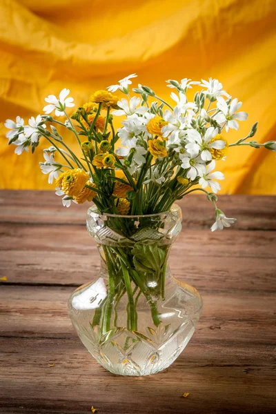 Blommor på trä bakgrund — Stockfoto