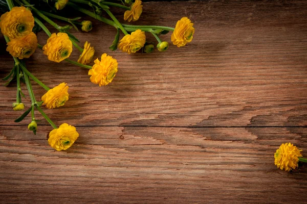 Flores sobre fondo de madera — Foto de Stock