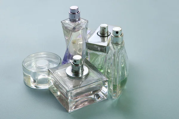 Wielobarwny perfum butelek różnych kształtów — Zdjęcie stockowe