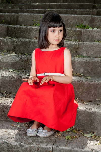 Encantadora niña con un vestido rojo — Foto de Stock