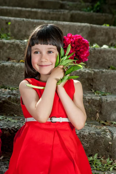 Affascinante bambina in abito rosso — Foto Stock