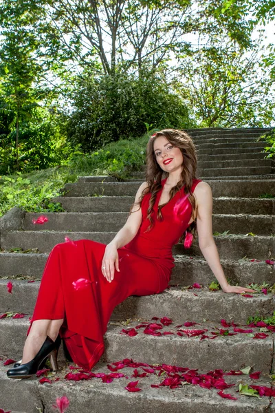 Sexy žena v červených šatech — Stock fotografie