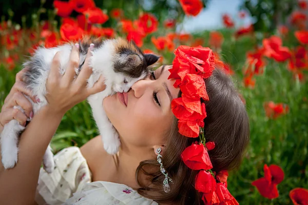 Vacker kvinna leker med en kattunge — Stockfoto