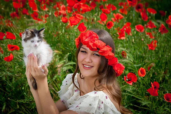 Vacker kvinna leker med en kattunge — Stockfoto