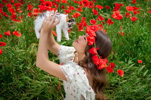 美しい女性と子猫を果たしています。 — ストック写真