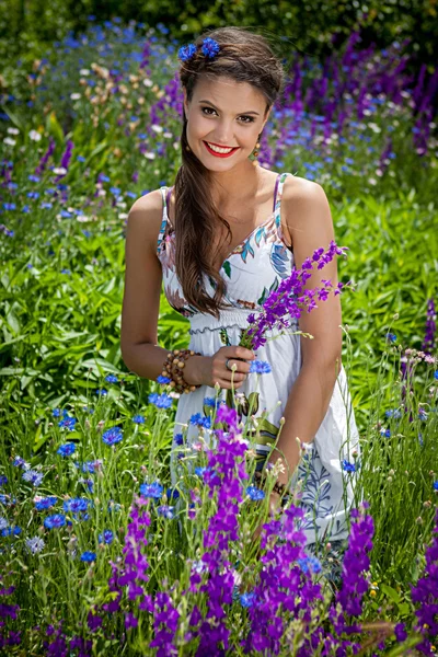 Indah bahagia perempuan di bunga liar — Stok Foto