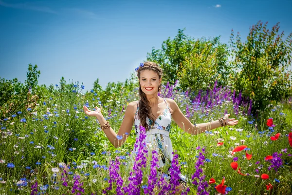 Piękna kobieta szczęśliwa w kwiaty — Zdjęcie stockowe