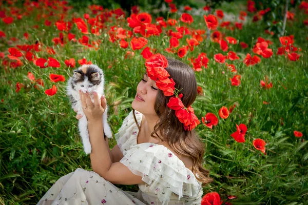 Krásná žena hraje s kotětem — Stock fotografie