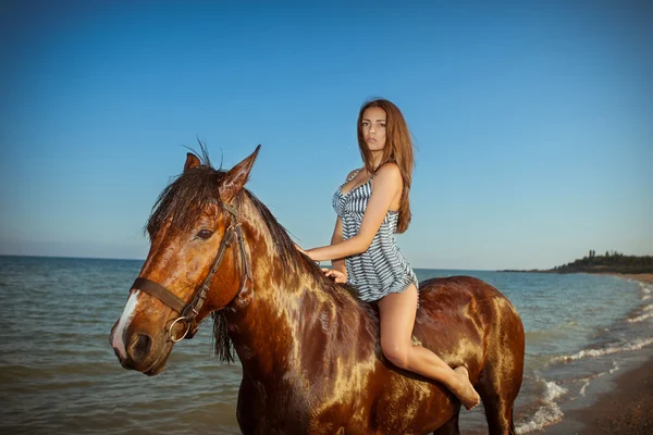 Joven mujer noche playa caballo paseo — Foto de Stock