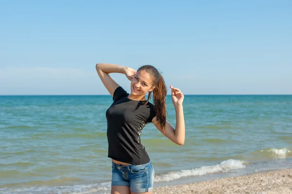 Young cheerful girl on the sea — Stock Photo, Image