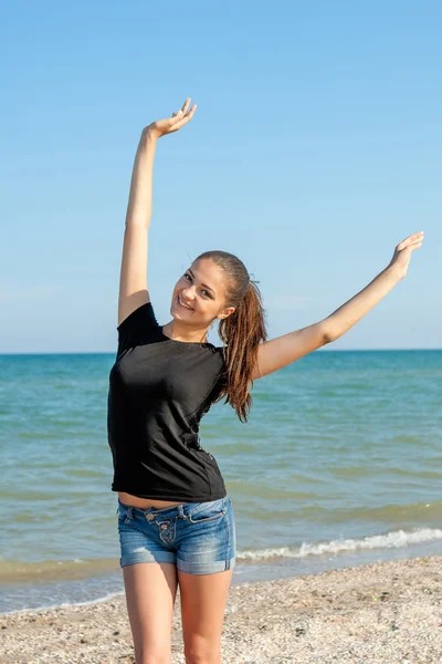 Jeune fille gaie sur la mer — Photo