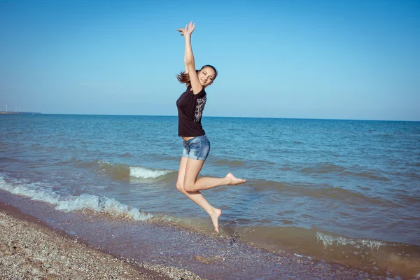 Veselá dívka na moři — Stock fotografie