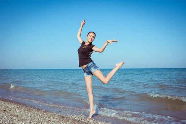 Молода весела дівчина на морі — стокове фото