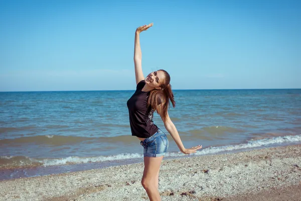 สาวน้อยที่มีความสุขบนทะเล — ภาพถ่ายสต็อก