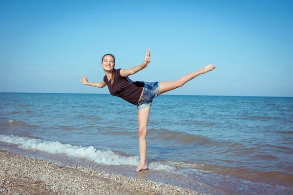 Joven chica alegre en el mar —  Fotos de Stock