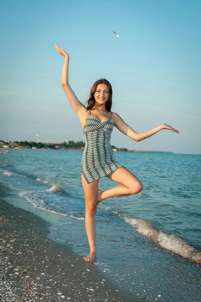 Young cheerful girl on the sea — Stock Photo, Image