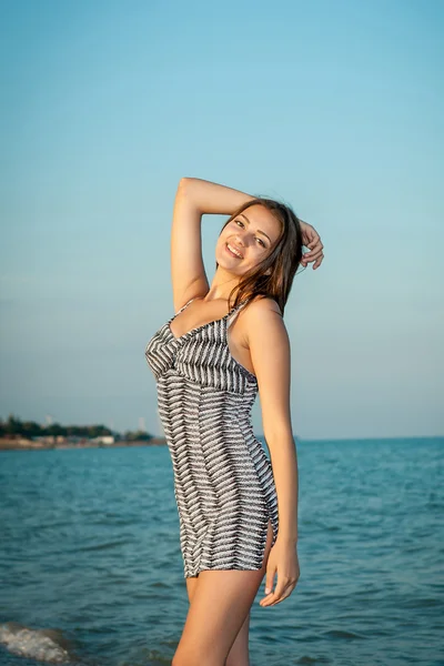 Junges fröhliches Mädchen auf dem Meer — Stockfoto