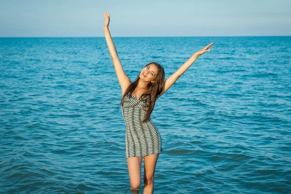 Jovem menina alegre no mar — Fotografia de Stock