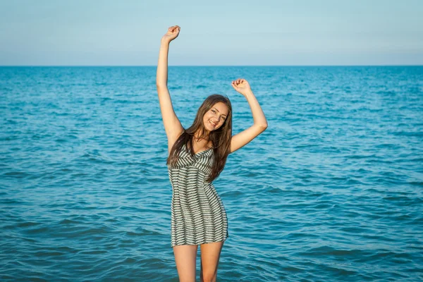 Young cheerful girl on the sea — Stock Photo, Image