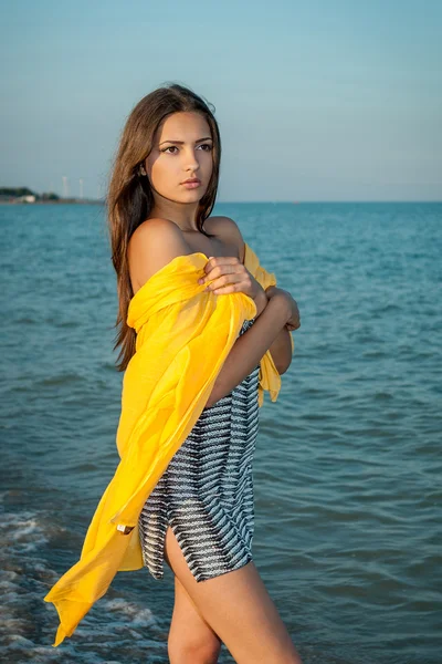 Giovane ragazza triste vicino al mare su un tramonto — Foto Stock