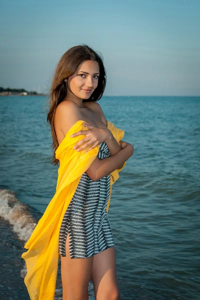 Молодая красивая девушка на закате моря — стоковое фото