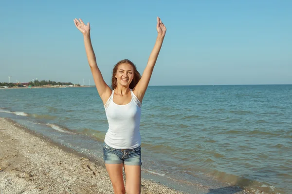 Young cheerful girl on the sea — Stock Photo, Image