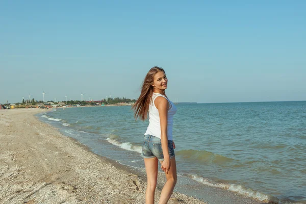 Young cheerful girl on the sea — Stock Photo, Image