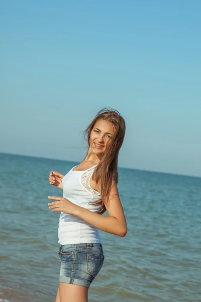 年轻开朗的女孩，在海上 — 图库照片