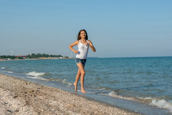 Young girl runs on the sea — Stock Photo, Image