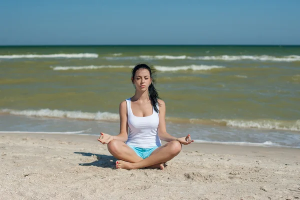 Jovem mulher praticando Yoga — Fotografia de Stock
