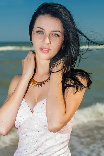 Portret mooie vrouw van de zomer op het strand — Stockfoto