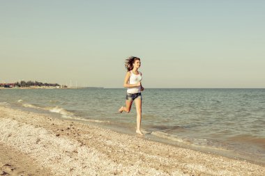 genç kız deniz üzerinde çalışır