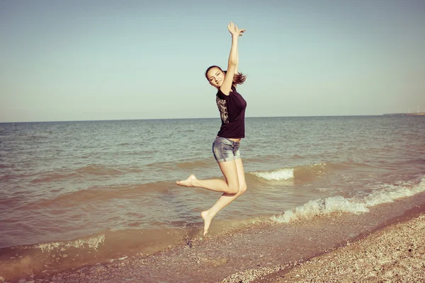 Young cheerful girl on the sea — Stock Photo, Image