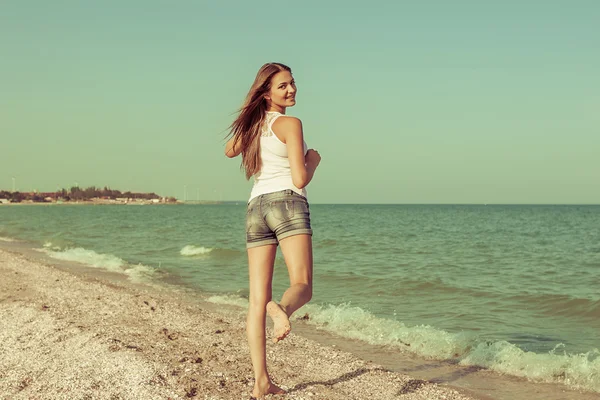 Joven chica alegre en el mar — Foto de Stock
