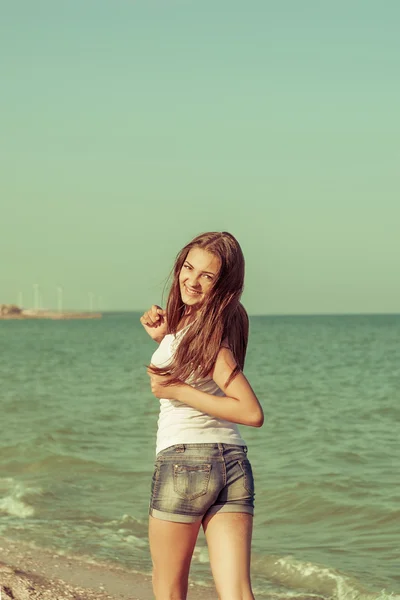 Jovem menina alegre no mar — Fotografia de Stock