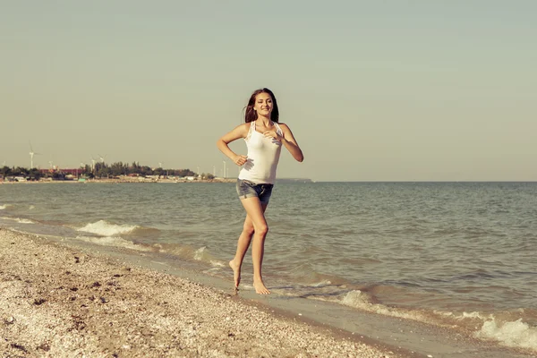 Chica joven corre en el mar —  Fotos de Stock