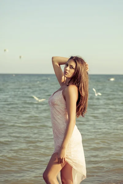 Giovane ragazza triste vicino al mare su un tramonto — Foto Stock