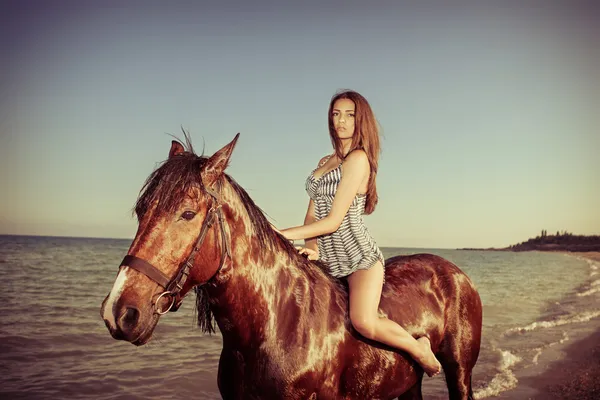 Joven mujer noche playa caballo paseo — Foto de Stock